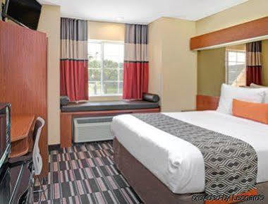 Microtel Inn & Suites By Wyndham Bushnell Zewnętrze zdjęcie